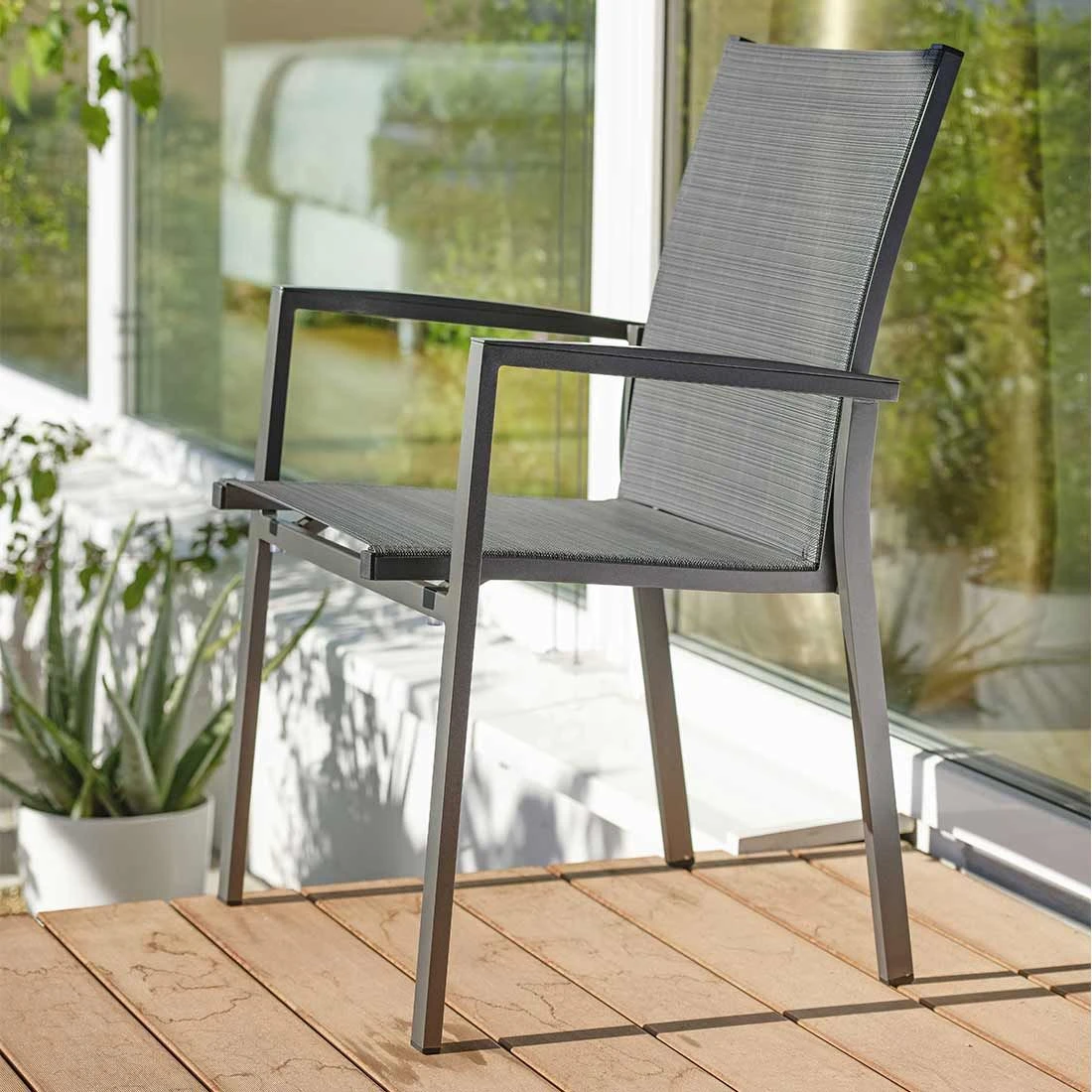 Stern New Levanto Stapelsessel Aluminium/Textilen Anthrazit/Karbon 2 Stern New Levanto Stapelsessel Aluminium/Textilen Anthrazit/Karbon – Bild 2