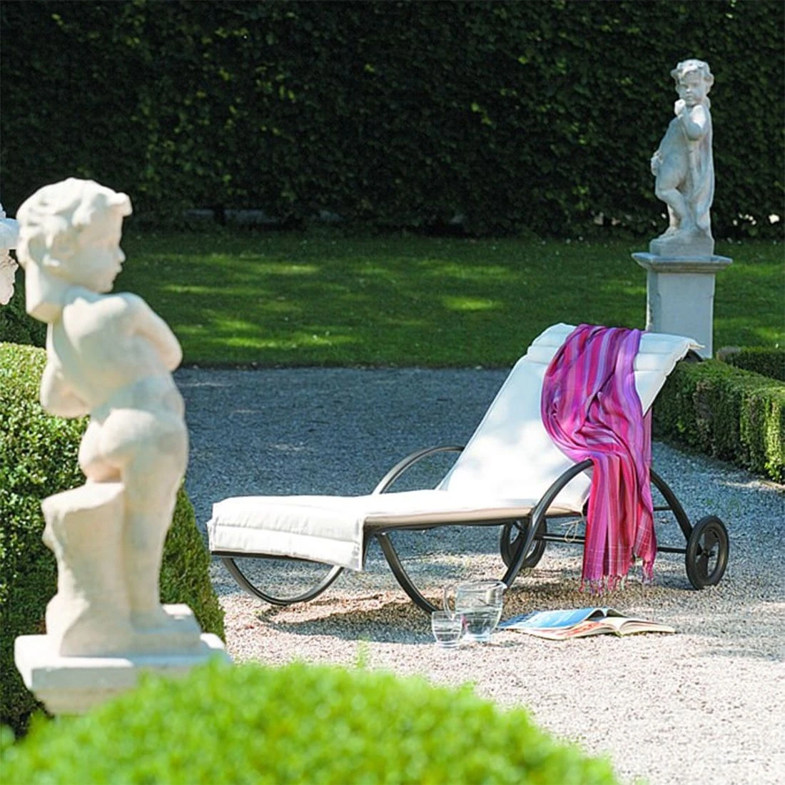 MBM Romeo Gartenliege Schmiedeeisen Marone 2 MBM Romeo Gartenliege Schmiedeeisen Marone – Bild 2