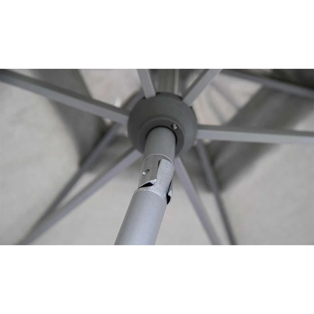 Kettler Easy Swing LED Ampelschirm Ø350cm Alu/Polyester Silber/Hellgrau Meliert 3 Kettler Easy Swing LED Ampelschirm Ø350cm Alu/Polyester Silber/Hellgrau Meliert – Bild 3