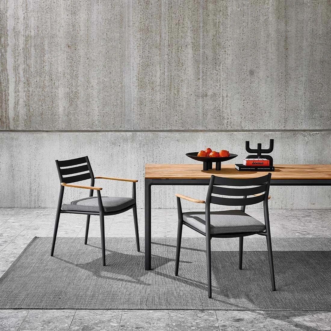 Solpuri Pia Stapelsessel Aluminium/Teak Anthrazit/Natur 4 Solpuri Pia Stapelsessel Aluminium/Teak Anthrazit/Natur – Bild 4